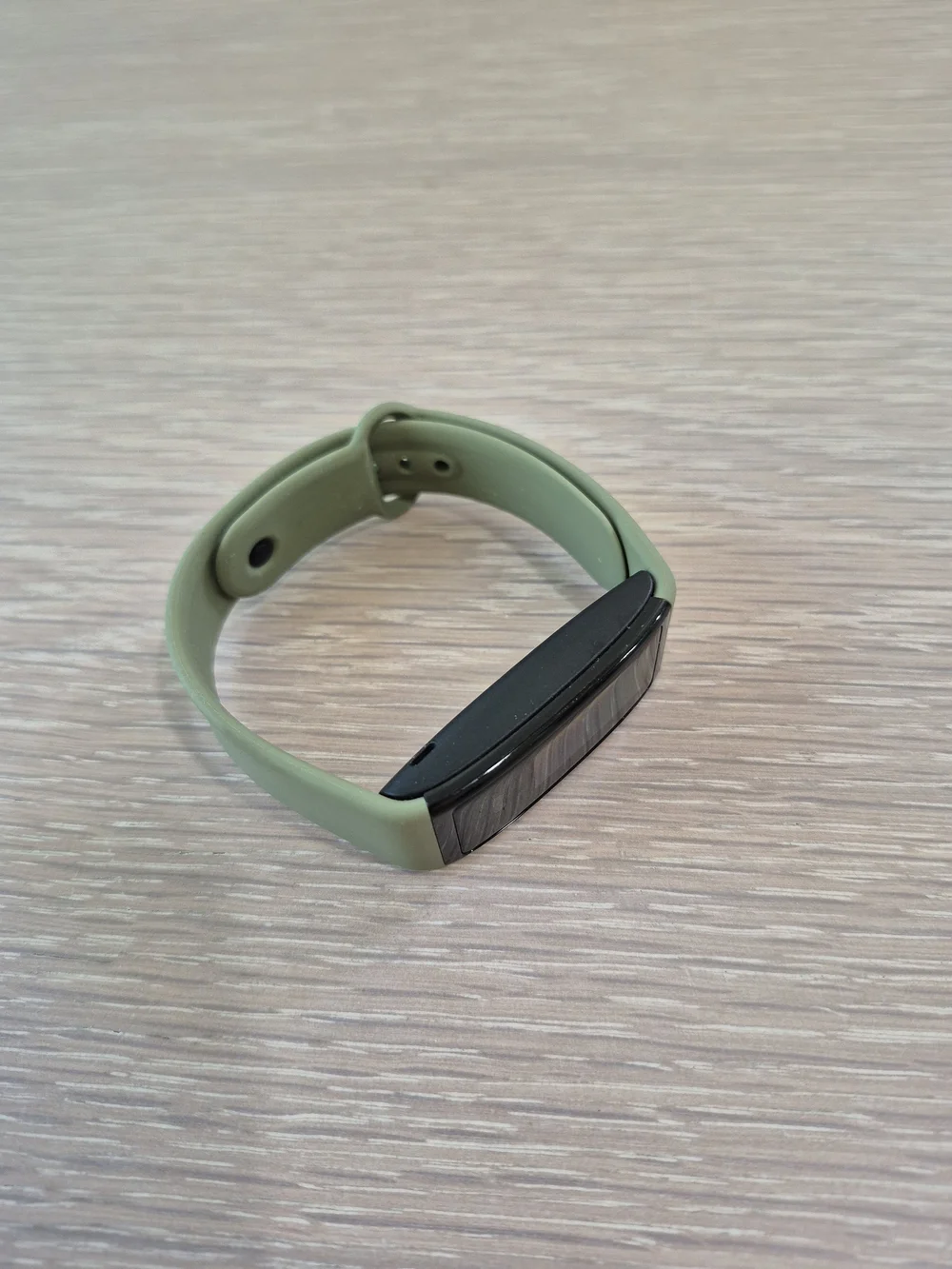 Smart Fitness Tracker Band in Olive Green with Touchscreen and Charger